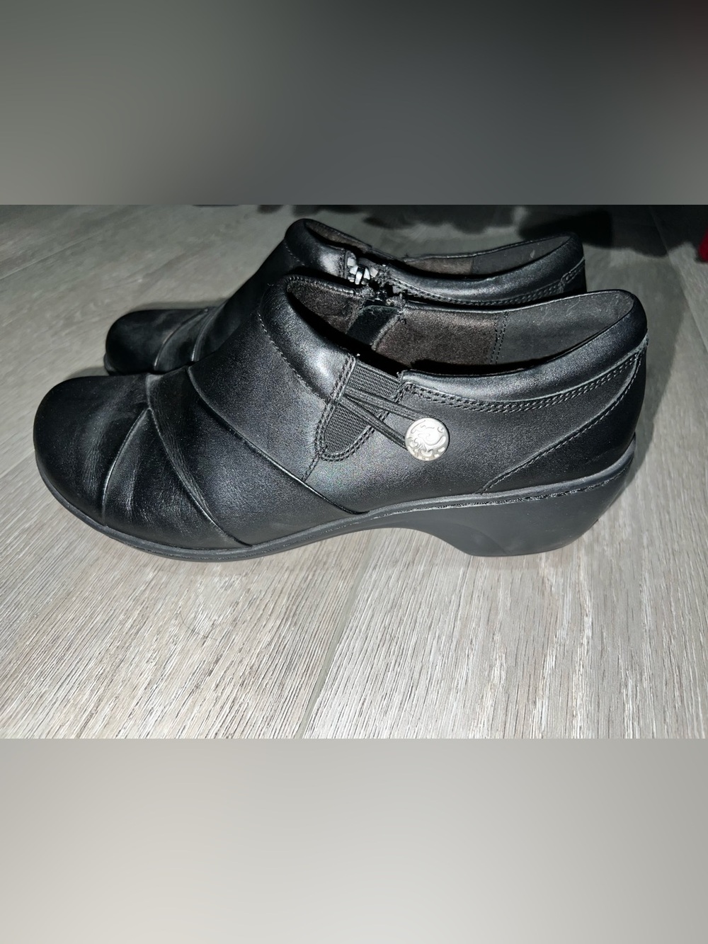 Clarks Women's Black Leather Low Heel Slip-On 6.5 wide